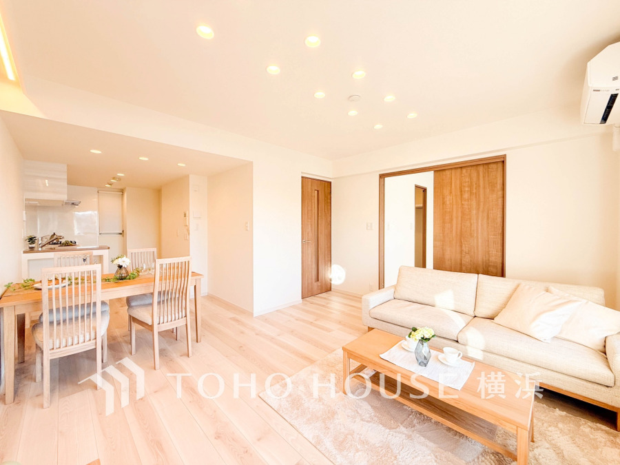 太陽の恵みを受けた明るい空間。吹きぬける風を感じながら爽やかで風通しの良い暮らしが叶います。
