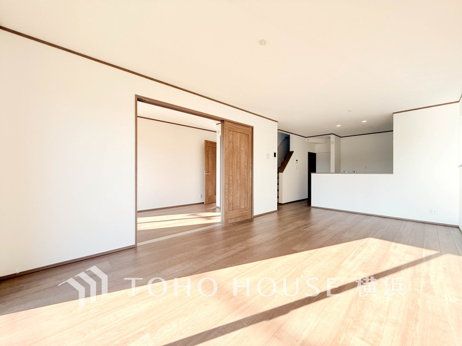 家族みんなが爽やかに健やかに過ごせるように、溢れる光をたっぷり取り込んだリビングダイニング。集いの場、憩いの場としての快適性を求めたやすらぎの空間です。