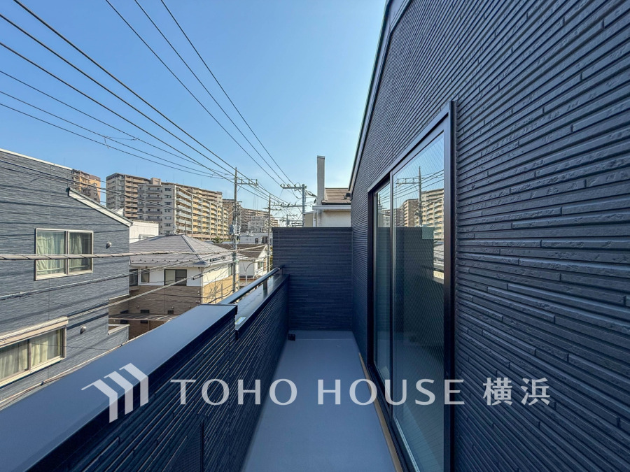 バルコニーは2階、3階にそれぞれあり、室内に快適な光と風を取り込みます。
