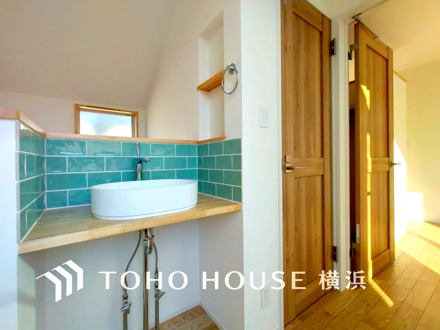 1階パウダースペースの他にも、2階廊下に洗面台を設置。生活動線が考慮されたお洒落で拘りのスタイル。ちょっとした手洗いなどの際、階下へ降りなくてもいいのが嬉しい♪