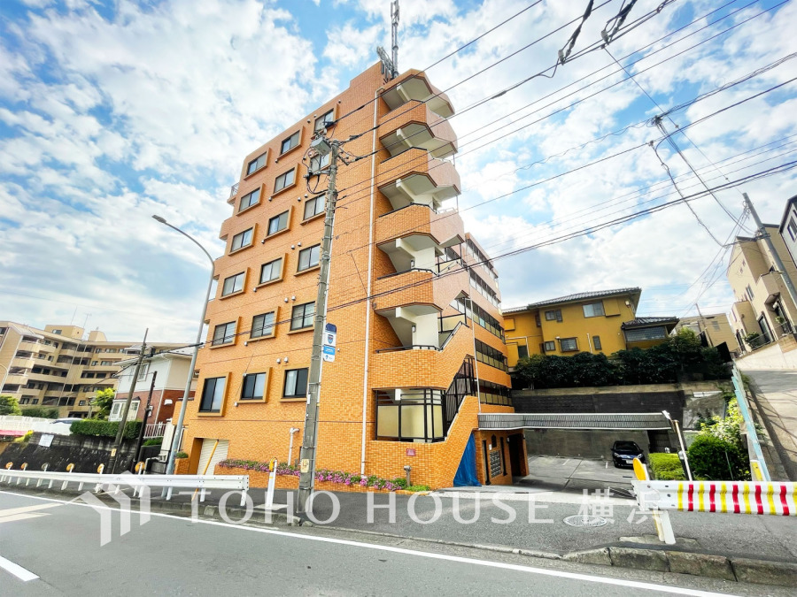 時代の流れに惑わされないシックなカラートーンで街並みに溶け込む外観は、主張し過ぎず、また平凡になり過ぎず絶妙なコントラストで輝きを放ちます。