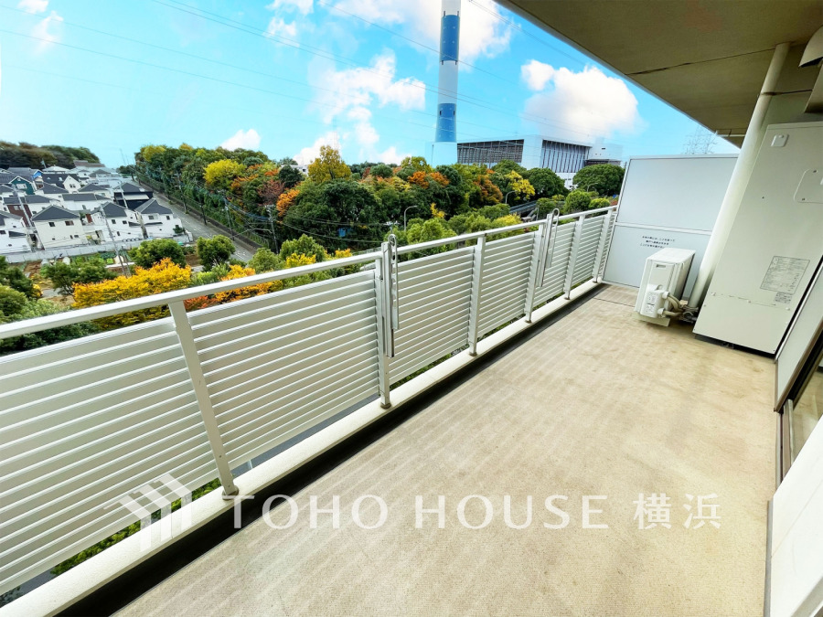 開放感と抜ける風の気持ちよさを感じ、緑ある眺望に癒される落ち着いた住環境
