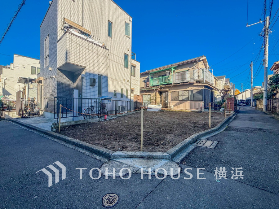 角地に位置する日当たり良好な更地。周辺は閑静な住宅街で住環境も整っています。（2025年12月撮影）