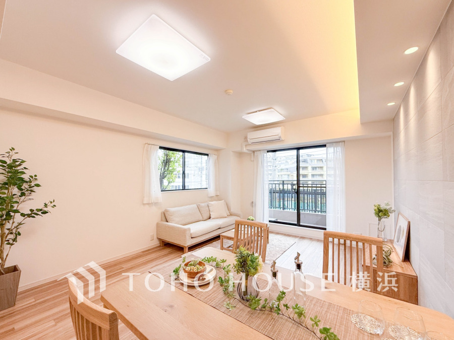 広々としたリビングダイニングは、シックでモダンな内装。落ち着いた雰囲気に包まれて、伸びやかな空間の中で、ゆったりと家族団らんのひとときを過ごせます。