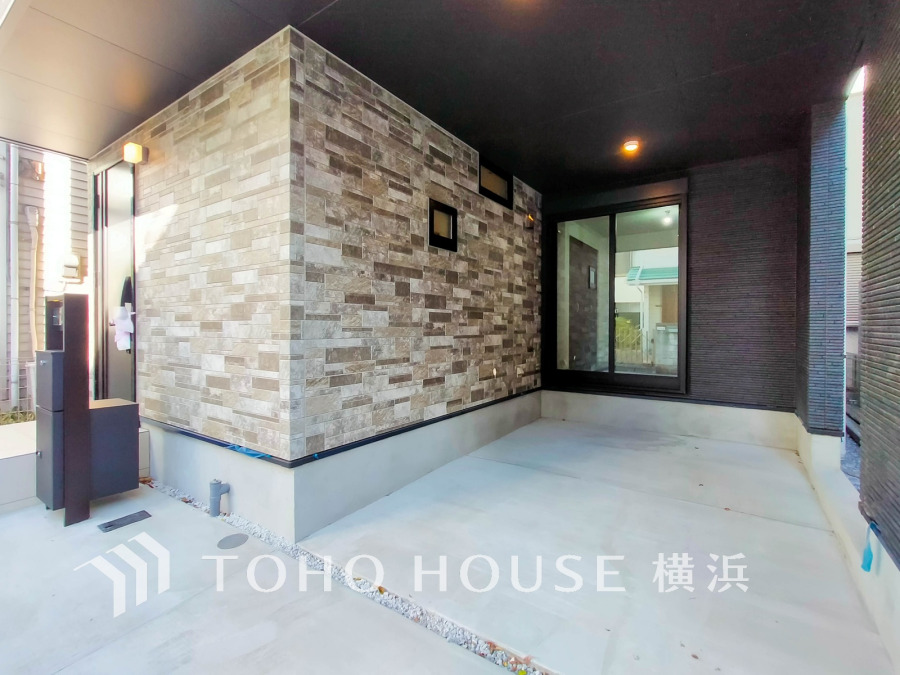 ビルトインガレージタイプのカースペース。お洒落なだけでなく、雨や風から愛車を守り、お車の乗り降りや荷物の積み下ろしもラクラク。