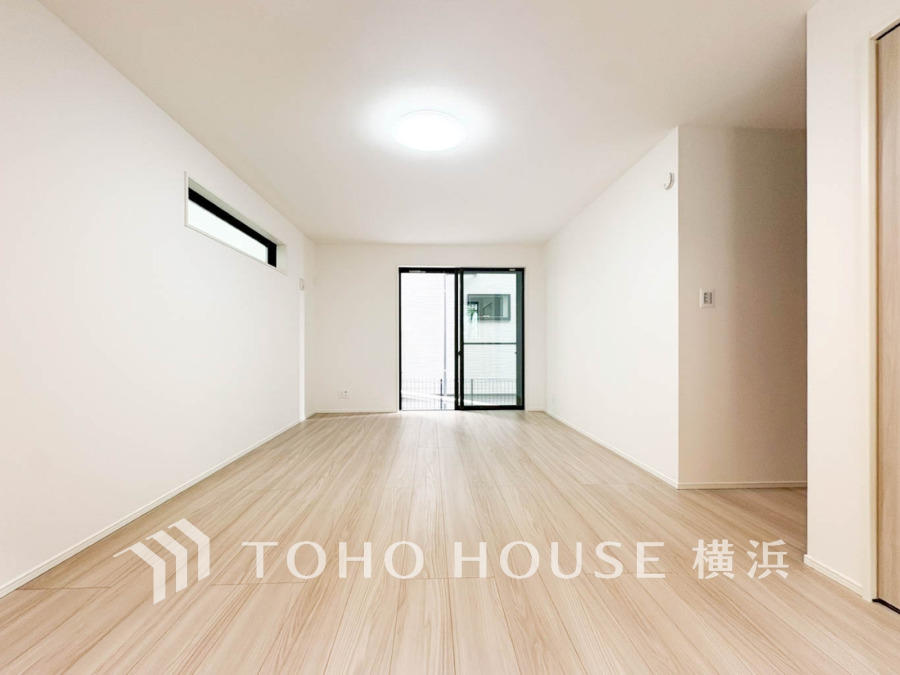 大きな窓からは快適な光を取り入れ、通気性能を上げる事で居心地の良い空間を演出します。多くの時間を過ごす住まいだからこそ、いつも快適な場所であるように心掛けています。