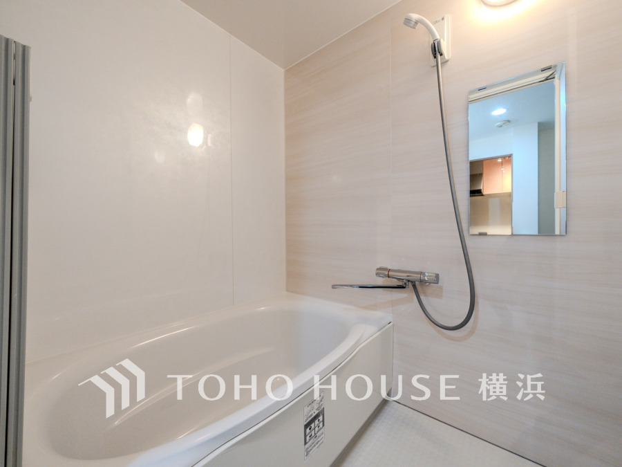 心地よいリラックスを叶える清潔感溢れる美しい空間。快適で機能的なバスルームです。
