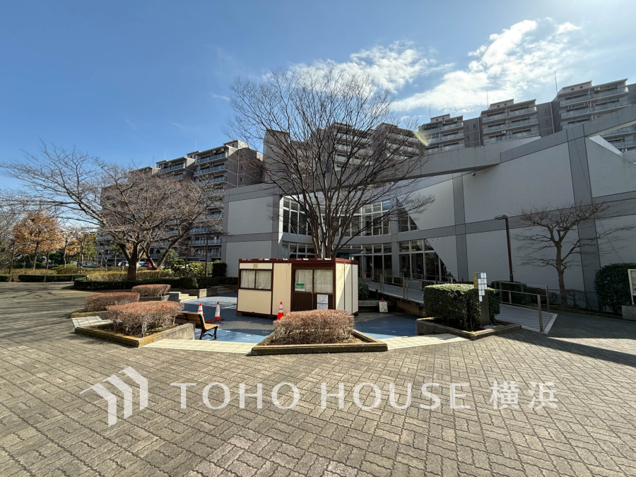 敷地内に一歩足を踏み入れると、そこには都市の喧騒を離れた別世界。木々の瑞々しい香りに包まれた豊かな中庭。大型コミュニティが造り出す上質な景観と住環境をご実感ください。