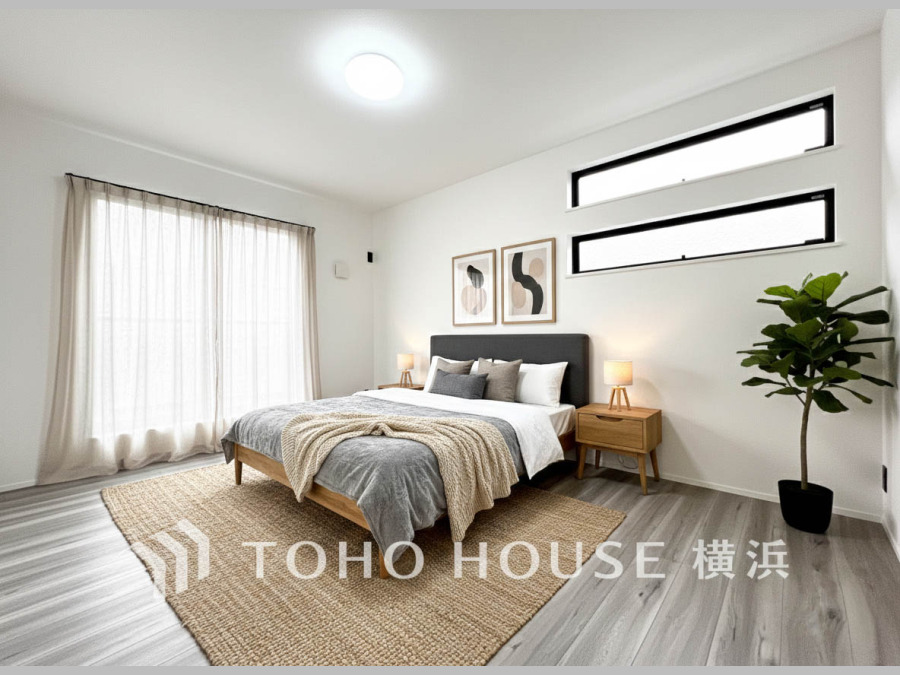 プライベートルームにはやさしい光が射し込んでいて、この明るい好みの空間で読書をしたり、音楽を聞いたりと一人の時間も充実したものにできます。（家具・家電・装飾品はAI画像です）