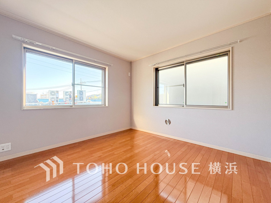 二面採光で明るく風通しの良い洋室。シンプルな内装で家具配置も自由自在な快適空間です。