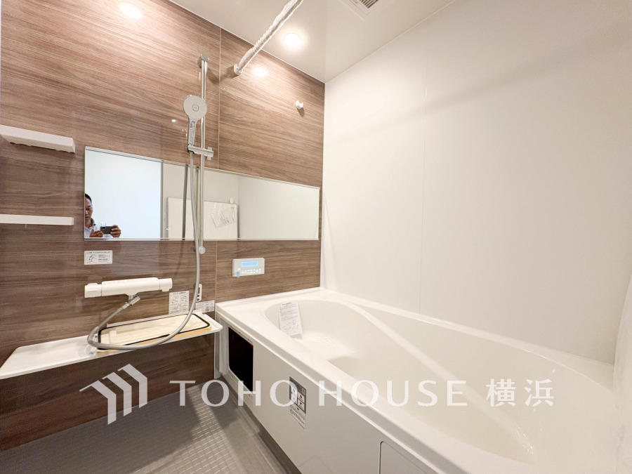 快適な使い心地とゆとりある空間が1日の疲れを解きほぐすバスルーム。空間も浴槽もゆったりのびのび使えるゆとり設計。広く感じるゆとり設計で快適なリラックスタイムを過ごせます。