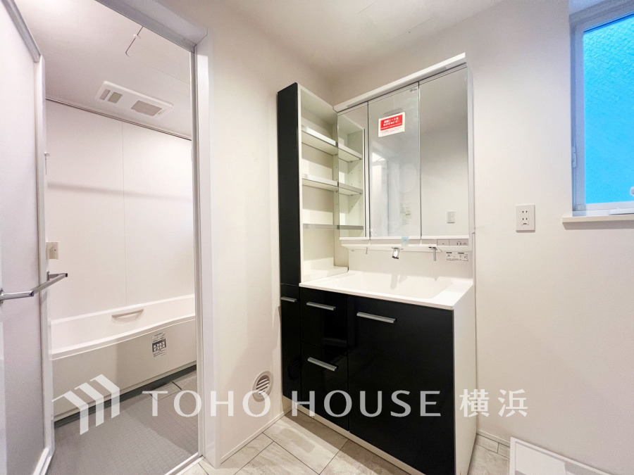 落ち着いた色使いのパウダールームはドレッシーな雰囲気で、上質を感じられる空間。朝晩のケアをする大切な場所だからこそ、ゆったりした落ち着きと清潔感を持たせました。