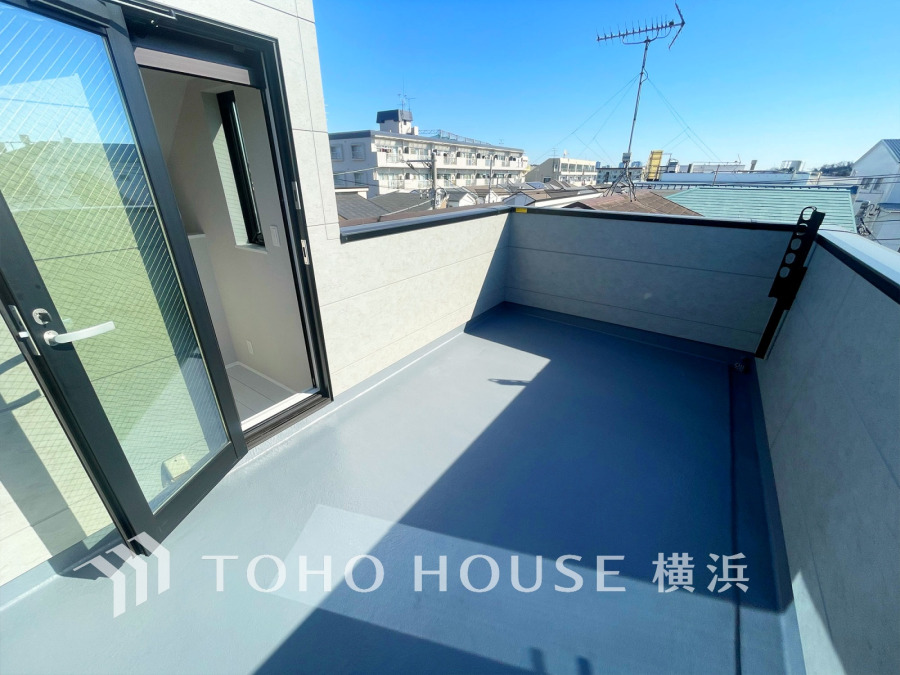 大空を感じてのびやかな時間を愉しめる、開放感溢れるルーフバルコニー。お天気の良い日には、アウトドアリビングとしてお使い頂くのも素敵です。