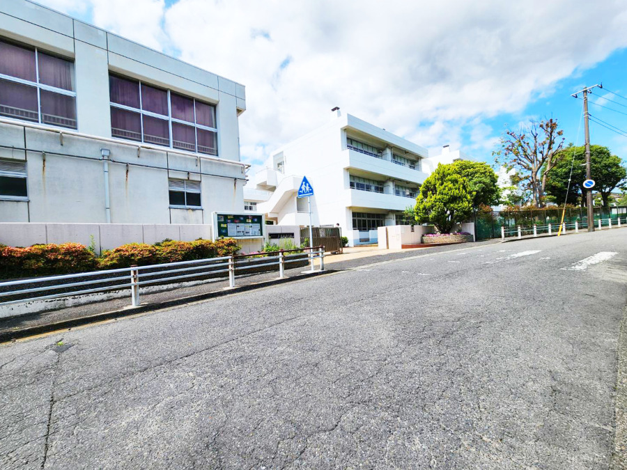 横浜市立東永谷中学校　約1,000ｍ
