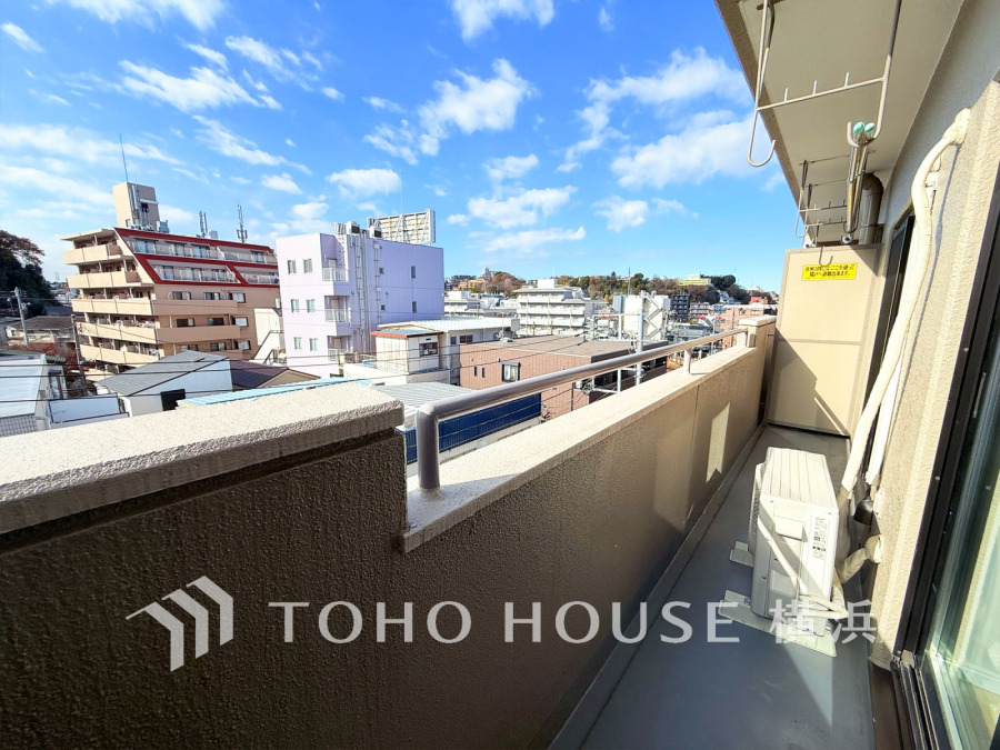 南西向きの明るいバルコニー。開放感のある景色が広がります。
