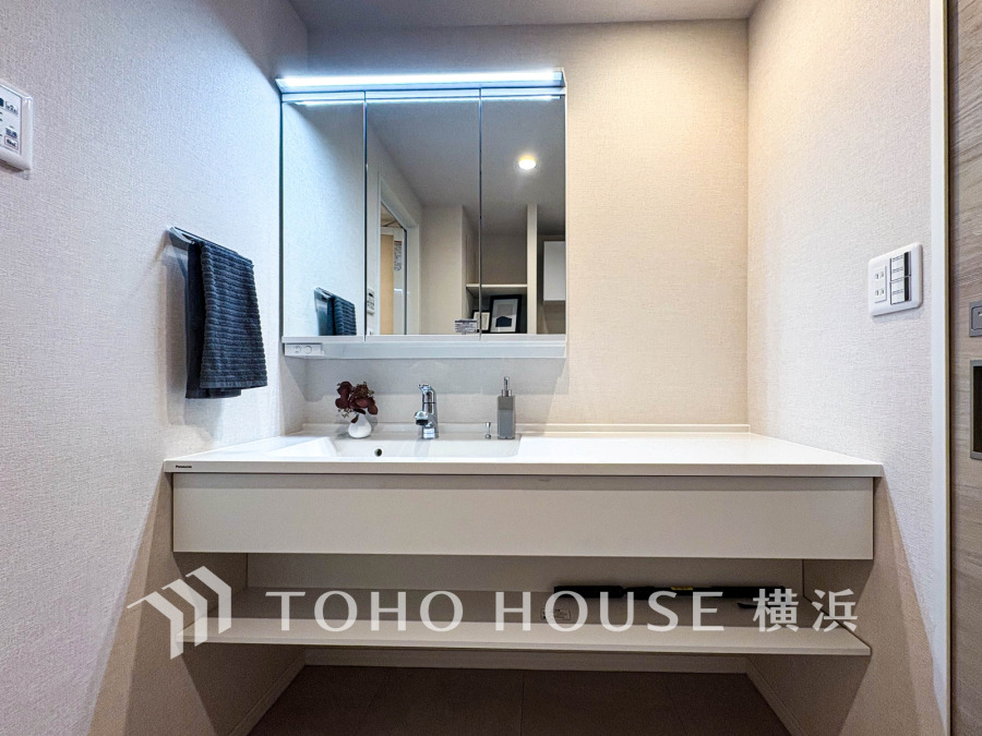 新規交換された洗面化粧台は美しく使いやすい機能が備えられています。