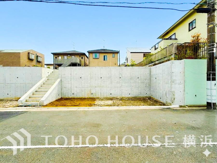 【2026年4月撮影】同時に多区画で建築されるお住まいは、新生活をご近所と共にスタートできることが魅力の一つ。また、街全体で調整される窓位置や統一感ある外観。そこに住まうご家族の心地よさをも追求します。