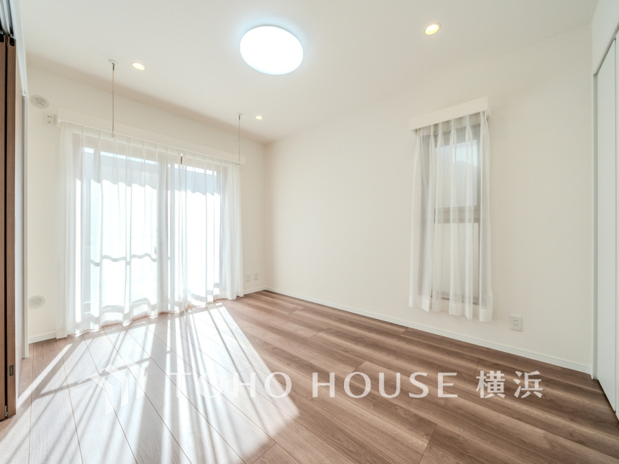 バルコニーに面した明るい洋室。穏やかな陽射しが、ゆったりとした寛ぎの時間を包みます。
