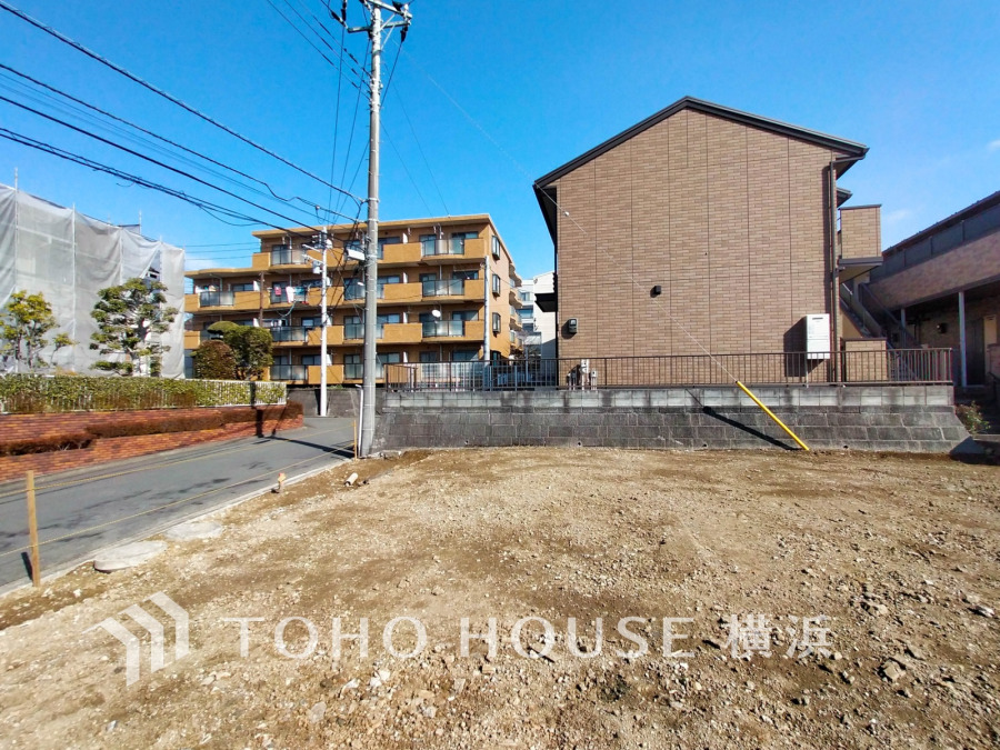 落ち着きある閑静な住宅街に位置し、年代を問わず暮らしやすさを感じられそうな住環境。