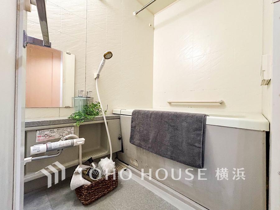 快適な使い心地とゆとりある空間が1日の疲れを解きほぐすバスルーム。空間も浴槽もゆったりのびのび使えるゆとり設計。広く感じるゆとり設計で快適なリラックスタイムを過ごせます。