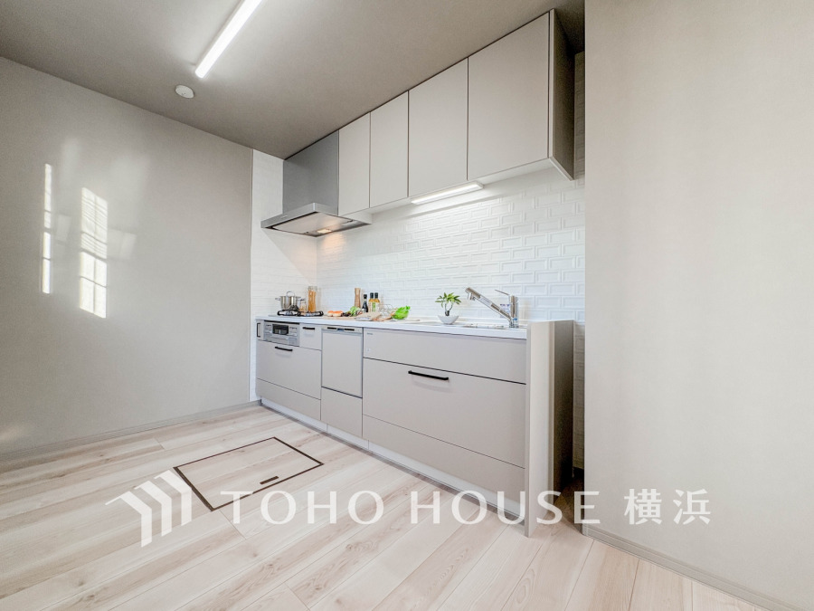 自然光の入る明るいキッチンは大型の冷蔵庫やカップボードを配置しても充分な広さを確保しております。
