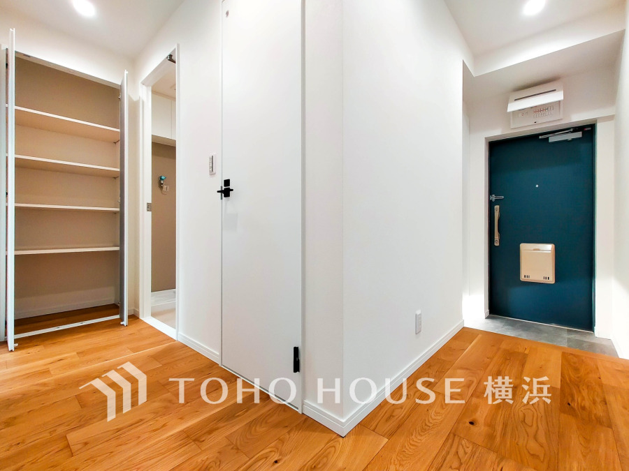 上質感漂う玄関と廊下。居住者の帰り、訪れる方を優しく迎える・安らぎに満ちた生活空間を予感させる。健やかな暮らしを楽しめることでしょう。