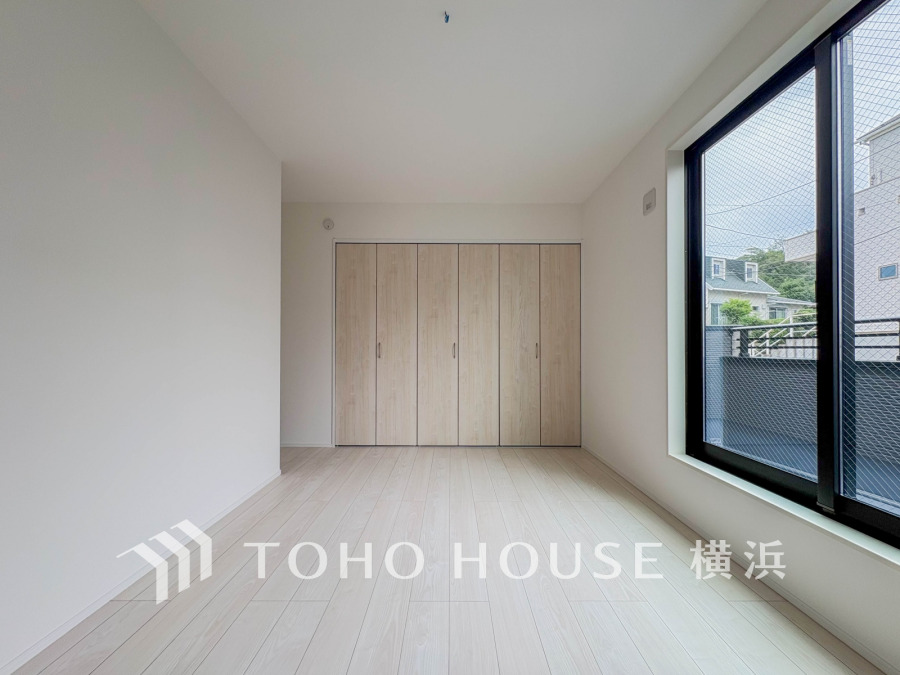 大きな窓からたっぷりと陽光が注がれる明るい空間。家族の成長に対応できる永住仕様の間取り。時を忘れて過ごす場所として過ごせるお部屋。