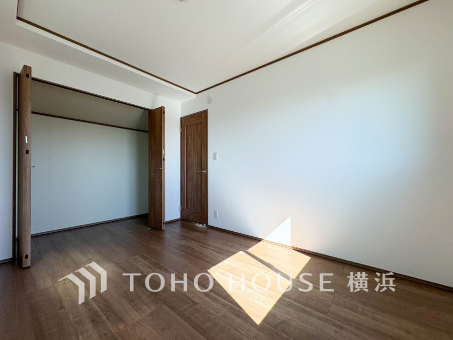 快適に過ごす条件は、一人ひとり違います。飾リ過ぎないシンプルな内装と偏り過ぎないデザインで統一しております。居住していく中でオーナー様だけの【マイホーム】に創り上げて下さい。