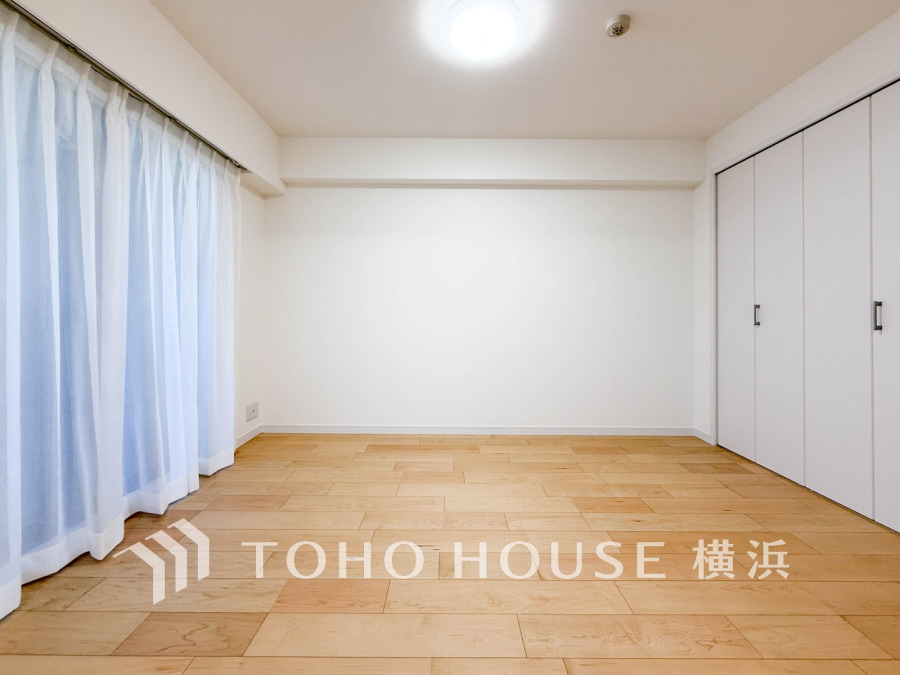 バルコニーに面した明るい洋室。扉を開放して隣接するリビングと一体化して使うことも可能です。
