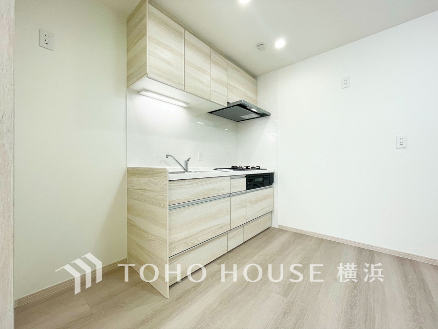 機能性とデザイン性を兼ね備えたシステムキッチン。リビングとの一体感も考慮され、美しい空間が実現。
