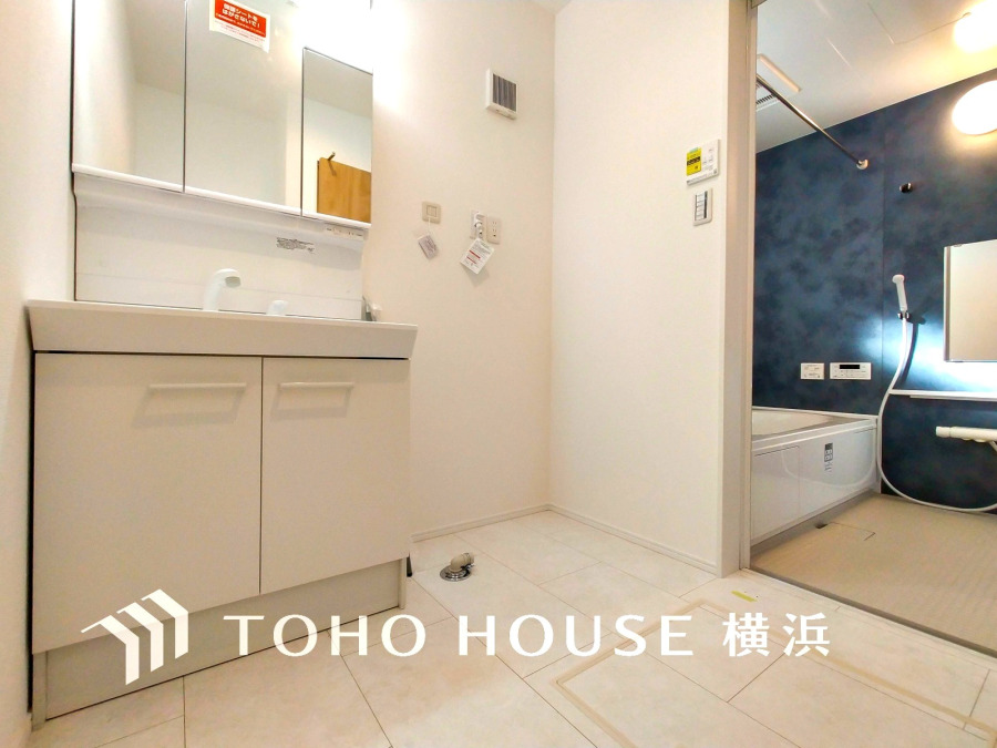 一日の始まりと終わりを心地よく演出し、多彩な機能が備えられたパウダールーム。心地よいリフレッシュ空間。清潔感ある洗面台は、身だしなみチェックや肌のお手入れに。