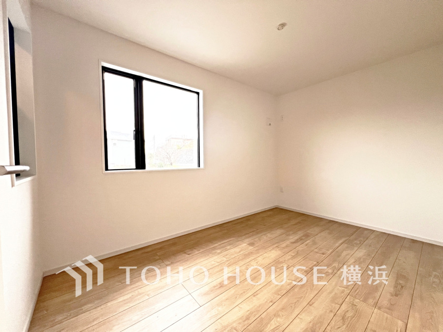 大きな窓からは快適な光を取り入れ、通気性能を上げる事で居心地の良い空間を演出します。多くの時間を過ごす住まいだからこそ、いつも快適な場所であるように心掛けています。