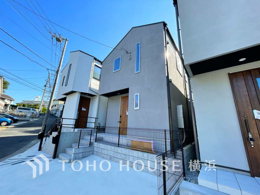 堂々たる趣ながら、主張し過ぎずどこか余裕を感じさせるシャープなフォルムで佇む邸宅は、晴天の空と照らし合わせる事で、本来あるべき完成形の姿を見せてくれます。 