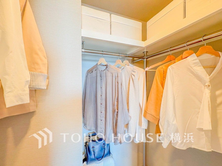 ウォークインクローゼットを完備。お子様のおもちゃやゴルフバックなど、大きなお荷物をお持ちの方や、季節物の家電製品やキャリーバック、お荷物が多い方でも安心のスペースです。