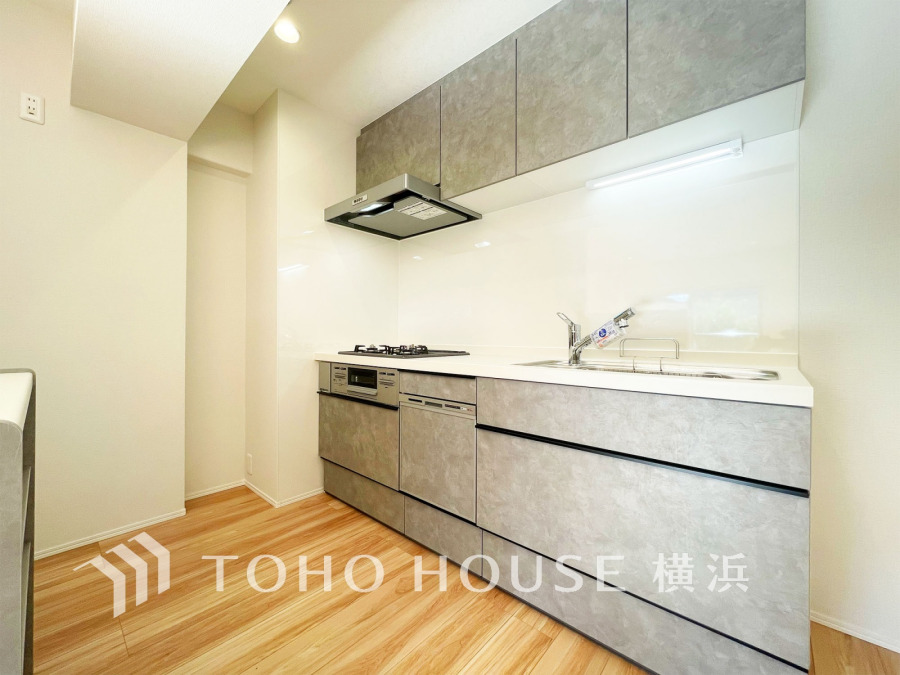 多彩な機能と洗練された美しいデザイン、細やかな優しさが毎日を演出します。プライベートスペースを彩るインテリアとしての美と、快適な日常を支える機能性と強さが一つになったキッチン。