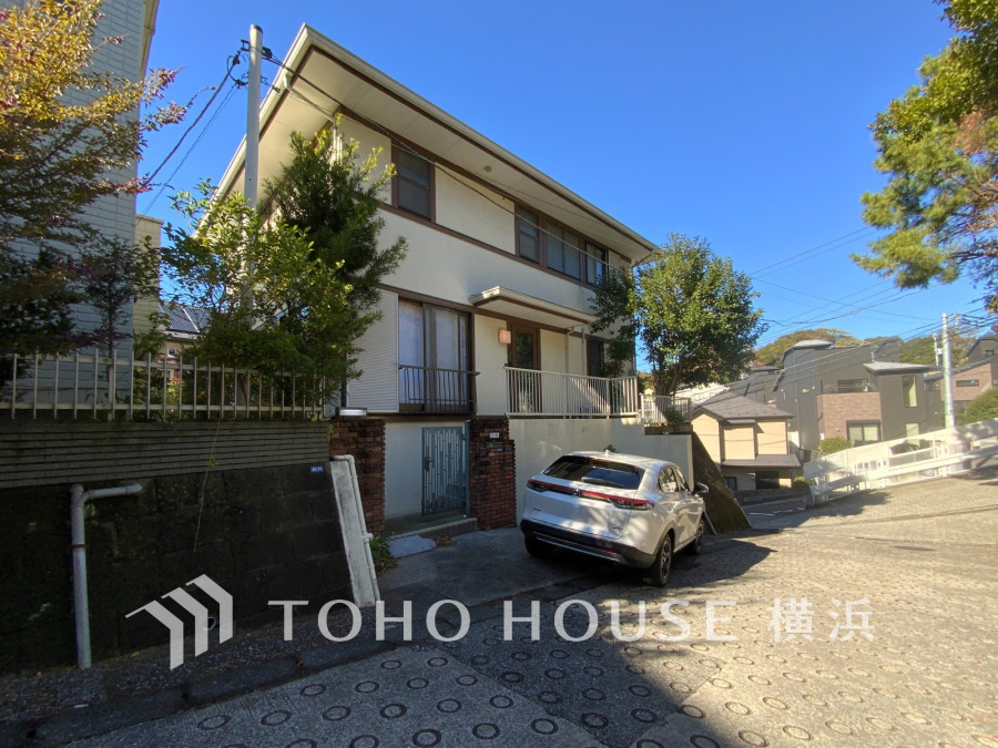 閑静な住宅街に立つ2階建ての一戸建て。駐車スペース付きで陽当たり良好、緑豊かな環境が魅力です。