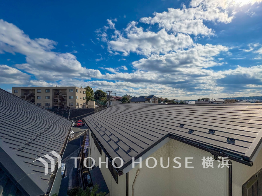 陽射しとともに、少しずつ装いを変える街の景観から、星空が地上に映りこむかのような夜景の煌きまで、この街ならではの美しい風景。