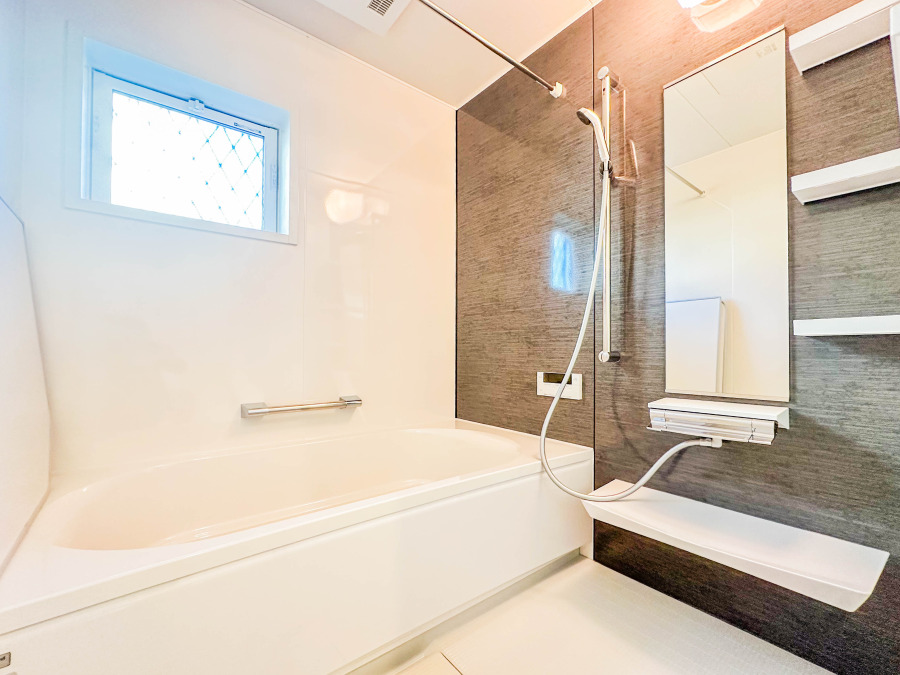 1日の疲れを癒すバスルームは、心地よいリラックスを叶える清潔感溢れる美しい空間です。心からゆったりと寛いでいただけるよう、ゆとりのスペースを確保してます。