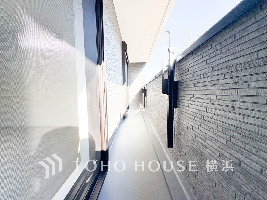 陽光とそよ風に触れることができる南東向きの明るいバルコニー。
