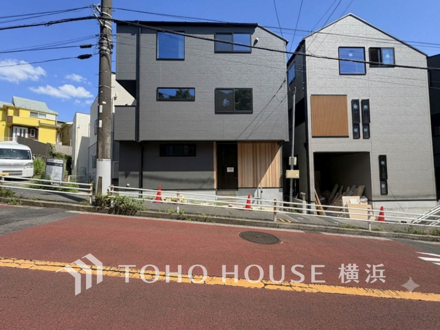 堂々たる趣ながら、主張し過ぎずどこか余裕を感じさせるシャープなフォルムで佇む邸宅は、晴天の空と照らし合わせる事で、本来あるべき完成形の姿を見せてくれます。