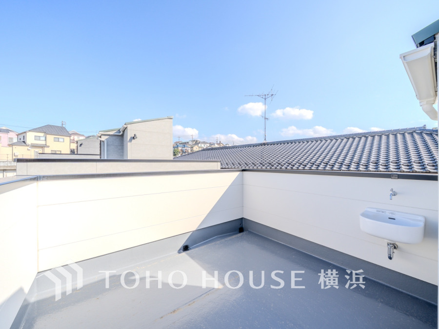 大空を感じてのびやかな時間を愉しめる、開放感溢れるルーフバルコニー。お天気の良い日には、アウトドアリビングとしてお使い頂くのも素敵です。