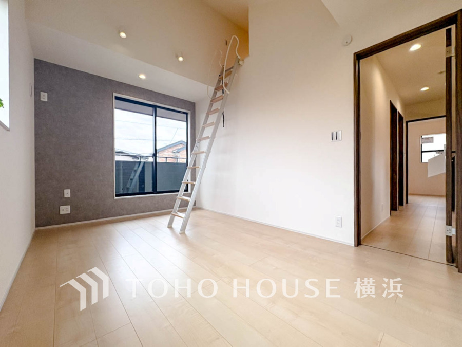 明るい自然光が差し込む、開放感あふれるロフト付き洋室。シンプルで使いやすい空間設計です。