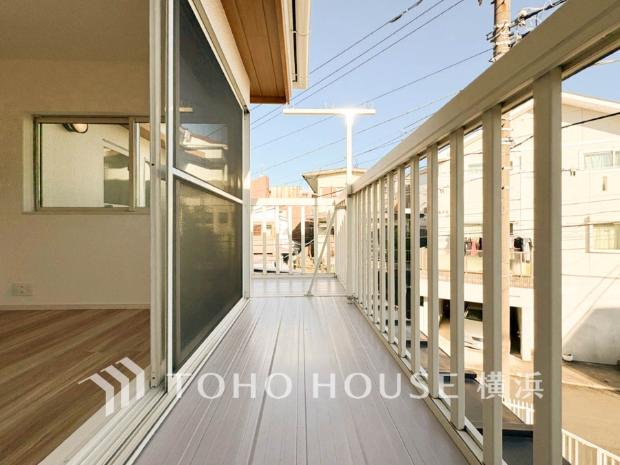 たっぷりの陽光が差し込むバルコニー。健やかな暮らしを守る太陽の恵みを存分に享受できます。爽やかな風と暖かな陽射しが紡ぐハーモニーが日々の暮らしのBGMになることでしょう。