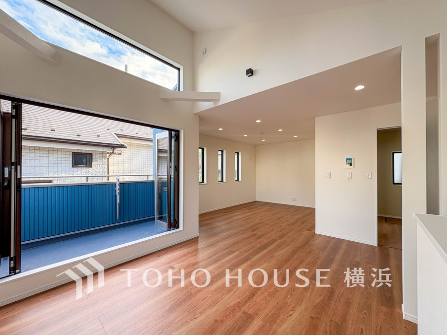 明るく開放的な空間が広がるLDK。室内には豊かな陽光が注ぎ込み、爽やかな住空間を演出。ホームパーティーでもゲストと一緒に料理を楽しみながら楽しい時間を過ごせそう。