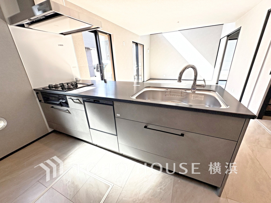 誰もが使いやすいデザインにこだわったキッチン。プライベートスペースを彩るインテリアとしての美と、快適な日常を支える機能性と強さがひとつになったキッチンです。