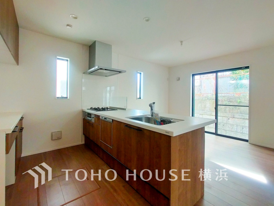 内装の主役でもあり、日常活躍する重要な水回りでもあるからこそ機能性・デザイン性に力を入れております。お手入れのしやすいシステムキッチンを採用しております。