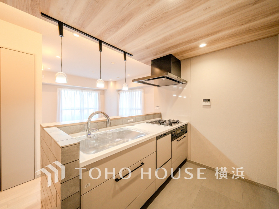 新規交換された清潔感溢れるシステムキッチン。スタイリッシュな対面式キッチンです。
