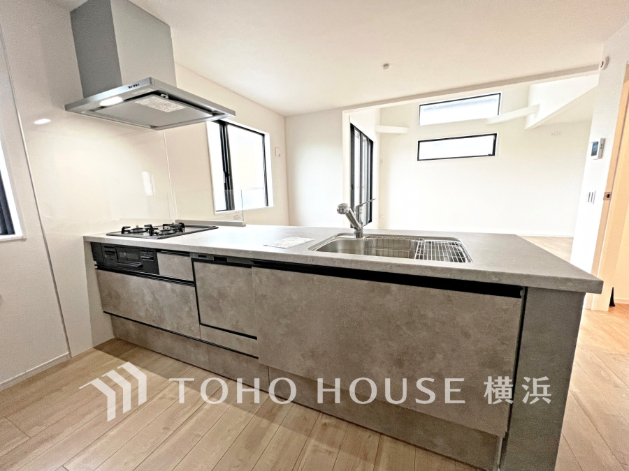 手元の収納から、足元の収納までが全てスライド式で、奥のスペースまで有効に活用できます。奥まで上から見渡せるので、たまにしか使わない調理器具もサッと取出せます。