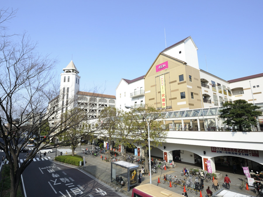 イオン本牧店まで約260ｍ。地元で広く知られている大きな商業施設。食品、雑貨、衣料品をはじめ、複数の専門店もあり、たいていのものは揃えることができます。