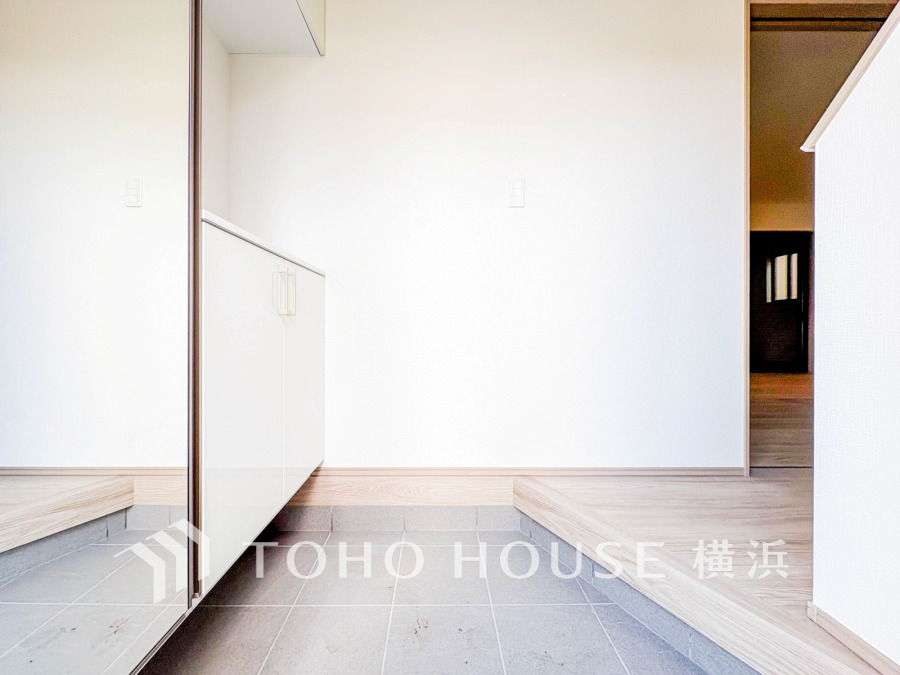 玄関には、お出かけ前の身だしなみチェックに便利な大型のミラーのついたシューズボックスを設置。
